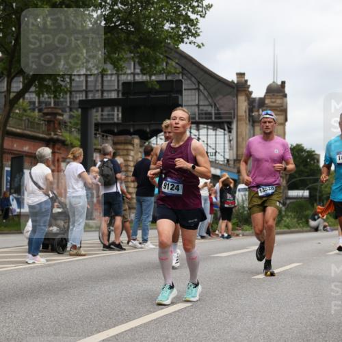 29.06.2025 - hella hamburg halbmarathon Yannick Fuchs http://msf.ph/oto/8467889 29.06.2025 10:57:25 20KM 1184, 1316, 1722, 1724, 1940, 1992, 2424, 3360, 4370, 4665, 5305, 5511, 5734, 6631, 7243, 7333, 8469, 8478, 8822, 9124, 9439, 9681, 9899, 10128, 10766, 10866, 11402, 11527, 12316, 12513, 13528, 13551, 14313, 15137, 15516, 15550, 16371, 16426, 16478, 16639, 16872, 17071, 17757, 17890, 17894, 18028, 18122, 18355, 18359, 18452 meine-sportfotos.de