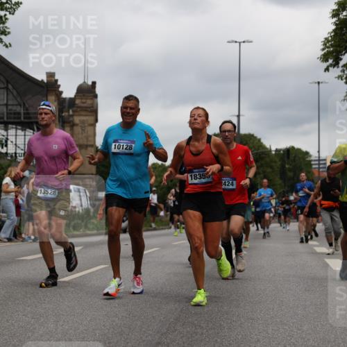 29.06.2025 - hella hamburg halbmarathon Yannick Fuchs http://msf.ph/oto/8467978 29.06.2025 10:57:26 20KM 1184, 1316, 1722, 1724, 1940, 1992, 2424, 3360, 4370, 4665, 5305, 5511, 5734, 6631, 7243, 7333, 8469, 8478, 8822, 9124, 9439, 9681, 9899, 10128, 10766, 10866, 11402, 11527, 11771, 12315, 12316, 12513, 13528, 13551, 14313, 15137, 15516, 15550, 16371, 16426, 16478, 16639, 16872, 17071, 17757, 17890, 17894, 18028, 18122, 18355, 18452 meine-sportfotos.de