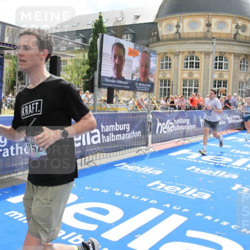 29.06.2025 - hella hamburg halbmarathon Michael Strokosch http://msf.ph/oto/8467981 29.06.2025 10:34:49 Ziel 1217, 1562, 2879, 5048, 5152, 5554, 8395, 12369, 14289, 14388, 14549, 14603, 14629, 15991, 17014, 18237 meine-sportfotos.de