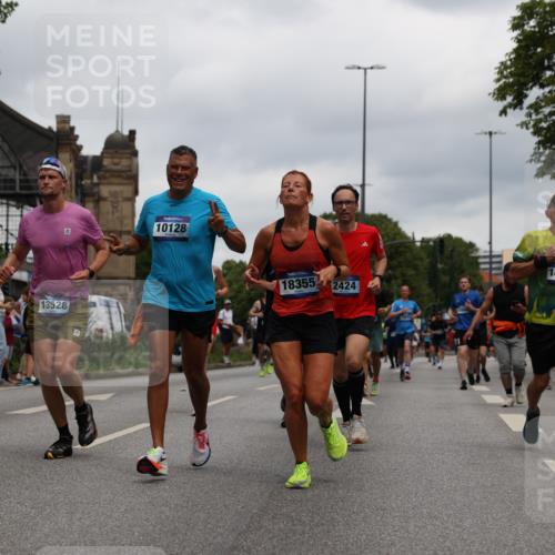 29.06.2025 - hella hamburg halbmarathon Yannick Fuchs http://msf.ph/oto/8468004 29.06.2025 10:57:26 20KM 1184, 1316, 1722, 1724, 1940, 1992, 2424, 3360, 4370, 4665, 5305, 5511, 5734, 6631, 7243, 7333, 8469, 8478, 8822, 9124, 9439, 9681, 9899, 10128, 10766, 10866, 11402, 11527, 11771, 12315, 12316, 12513, 13528, 13551, 14313, 15137, 15516, 15550, 16371, 16426, 16478, 16639, 16872, 17071, 17757, 17890, 17894, 18028, 18122, 18355, 18452 meine-sportfotos.de