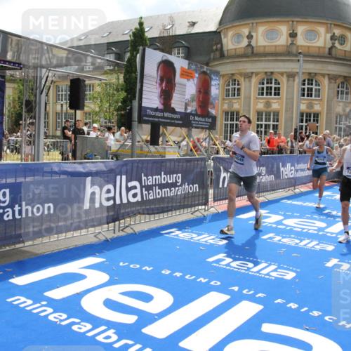 29.06.2025 - hella hamburg halbmarathon Michael Strokosch http://msf.ph/oto/8468009 29.06.2025 10:34:49 Ziel 1217, 1562, 2879, 5048, 5152, 5554, 8395, 12369, 14289, 14388, 14549, 14603, 14629, 15991, 17014, 18237 meine-sportfotos.de