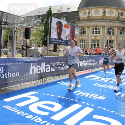29.06.2025 - hella hamburg halbmarathon Michael Strokosch http://msf.ph/oto/8468042 29.06.2025 10:34:50 Ziel 1217, 1562, 2879, 5048, 5152, 5554, 7466, 12204, 12369, 14388, 14549, 14603, 14629, 14952, 15991, 17014, 18237, 18419 meine-sportfotos.de