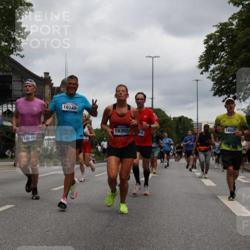 29.06.2025 - hella hamburg halbmarathon Yannick Fuchs http://msf.ph/oto/8468044 29.06.2025 10:57:26 20KM 1184, 1316, 1722, 1724, 1940, 1992, 2424, 3360, 4370, 4665, 5305, 5511, 5734, 6631, 7243, 7333, 8469, 8478, 8822, 9124, 9439, 9681, 9899, 10128, 10766, 10866, 11402, 11527, 11771, 12315, 12316, 12513, 13528, 13551, 14313, 15137, 15516, 15550, 16371, 16426, 16478, 16639, 16872, 17071, 17757, 17890, 17894, 18028, 18122, 18355, 18452 meine-sportfotos.de