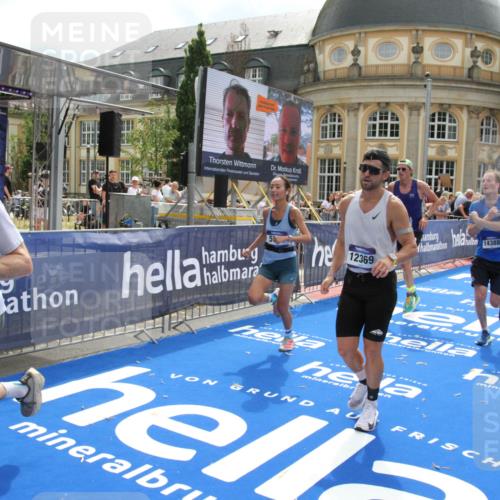 29.06.2025 - hella hamburg halbmarathon Michael Strokosch http://msf.ph/oto/8468103 29.06.2025 10:34:51 Ziel 1217, 1562, 2879, 5048, 7466, 12204, 12369, 14388, 14549, 14629, 14952, 15991, 18237, 18419, 18837 meine-sportfotos.de