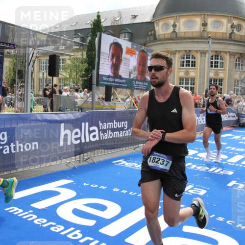 29.06.2025 - hella hamburg halbmarathon Michael Strokosch http://msf.ph/oto/8468148 29.06.2025 10:34:52 Ziel 1217, 1562, 2879, 5048, 7466, 12204, 12369, 14388, 14549, 14629, 14952, 15991, 18237, 18419, 18837 meine-sportfotos.de