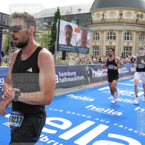 29.06.2025 - hella hamburg halbmarathon Michael Strokosch http://msf.ph/oto/8468191 29.06.2025 10:34:53 Ziel 1217, 1562, 2879, 4477, 5048, 7466, 12204, 14388, 14629, 14952, 15991, 18183, 18237, 18419, 18837 meine-sportfotos.de