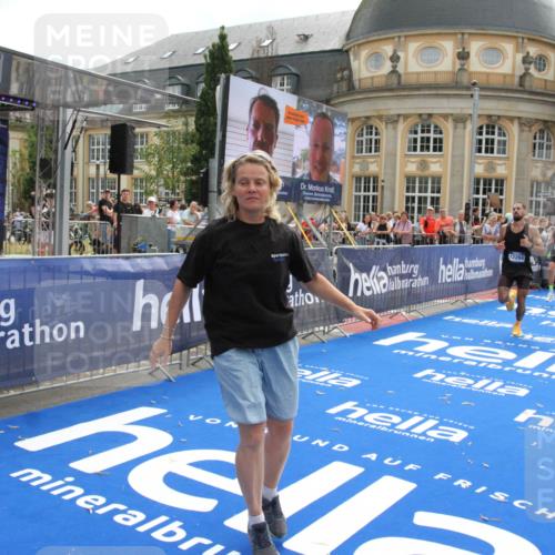 29.06.2025 - hella hamburg halbmarathon Michael Strokosch http://msf.ph/oto/8468255 29.06.2025 10:34:55 Ziel 1217, 2879, 4477, 6704, 7466, 8864, 12204, 12751, 14629, 14952, 15991, 16140, 16712, 17643, 18183, 18220, 18419, 18837 meine-sportfotos.de