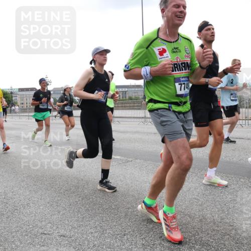 29.06.2025 - hella hamburg halbmarathon Lena Gebhardt http://msf.ph/oto/8468288 29.06.2025 10:32:43 Lombardsbrücke 6727, 9706, 10013, 10203, 7749, 14301, 169, 1078, 1199, 1237, 1640, 1732, 2059, 2276, 3365, 3391, 3422, 3653, 3660, 3670, 3707, 3708, 3753, 3778, 4365, 4446, 4555, 4857, 5110, 5783, 5871, 5941, 6040, 6228, 6312, 6315, 6861, 7308, 7309, 7387, 7468, 7531, 7633, 7702, 7749, 7750, 7982, 8124, 8127, 8170, 8175, 8303, 8625, 8787, 8839, 8840, 8914, 8993, 9010, 9034, 9125, 9143, 9188, 9206, 9471, 9542, 9768, 10002, 10013, 10048, 10277, 11756, 12423, 12424 meine-sportfotos.de