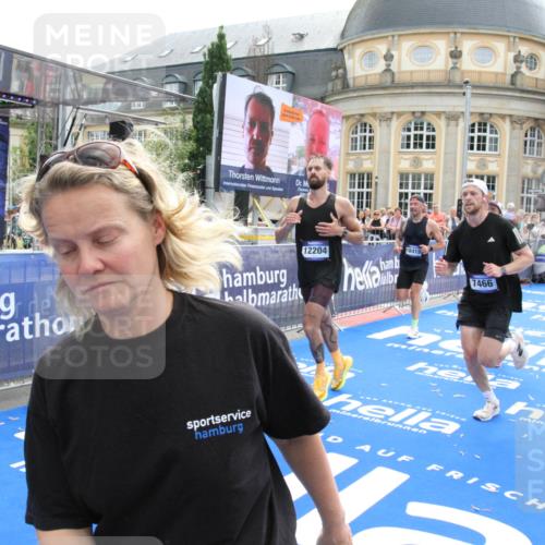 29.06.2025 - hella hamburg halbmarathon Michael Strokosch http://msf.ph/oto/8468297 29.06.2025 10:34:56 Ziel 2879, 4477, 6704, 7466, 8864, 12204, 12751, 14629, 14952, 15991, 16140, 16712, 17643, 18183, 18220, 18419, 18837 meine-sportfotos.de