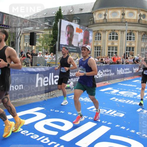 29.06.2025 - hella hamburg halbmarathon Michael Strokosch http://msf.ph/oto/8468325 29.06.2025 10:34:57 Ziel 4477, 6704, 7466, 8864, 12204, 12751, 14952, 15902, 16140, 16177, 16712, 17643, 18183, 18220, 18419, 18837 meine-sportfotos.de