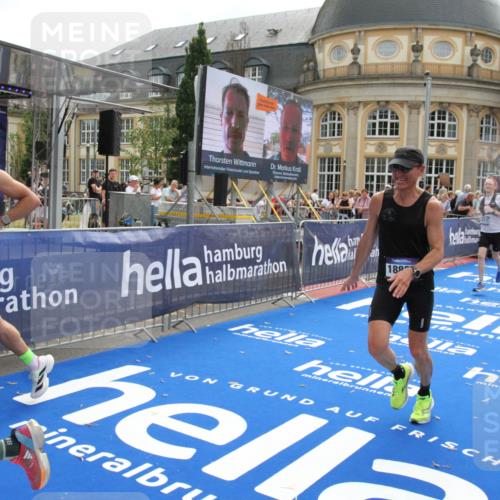 29.06.2025 - hella hamburg halbmarathon Michael Strokosch http://msf.ph/oto/8468341 29.06.2025 10:34:58 Ziel 4477, 6704, 7466, 8864, 12044, 12204, 12751, 14952, 15391, 15902, 16140, 16177, 16712, 17643, 18183, 18220, 18419, 18837 meine-sportfotos.de