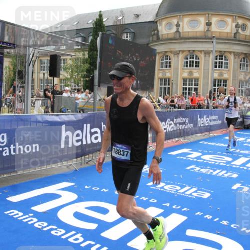29.06.2025 - hella hamburg halbmarathon Michael Strokosch http://msf.ph/oto/8468360 29.06.2025 10:34:58 Ziel 4477, 6704, 7466, 8864, 12044, 12204, 12751, 14952, 15391, 15902, 16140, 16177, 16712, 17643, 18183, 18220, 18419, 18837 meine-sportfotos.de