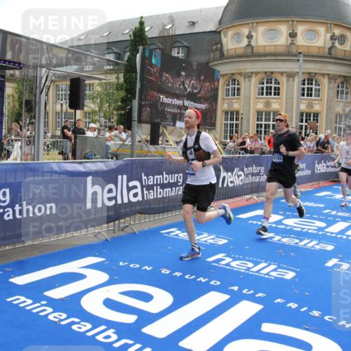 29.06.2025 - hella hamburg halbmarathon Michael Strokosch http://msf.ph/oto/8468401 29.06.2025 10:34:59 Ziel 4477, 6704, 7466, 8864, 12044, 12204, 12751, 14952, 15391, 15902, 16140, 16177, 16712, 17643, 18183, 18220, 18419, 18837 meine-sportfotos.de