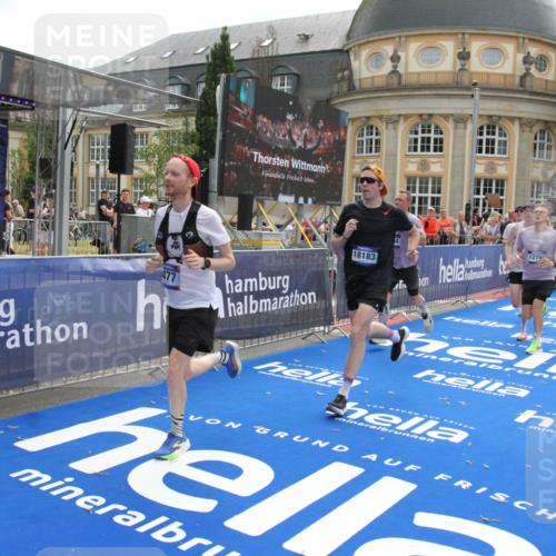 29.06.2025 - hella hamburg halbmarathon Michael Strokosch http://msf.ph/oto/8468409 29.06.2025 10:35:00 Ziel 4477, 6704, 8864, 12044, 12751, 15391, 15902, 16140, 16177, 16712, 17643, 18183, 18220, 18837 meine-sportfotos.de