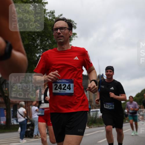 29.06.2025 - hella hamburg halbmarathon Yannick Fuchs http://msf.ph/oto/8468427 29.06.2025 10:57:28 20KM 1184, 1316, 1722, 1724, 1940, 1992, 2424, 3360, 4370, 4665, 5305, 5511, 5734, 6631, 7243, 7333, 8469, 8822, 9124, 9439, 9681, 9899, 10128, 10705, 10766, 10866, 11527, 11657, 11771, 12315, 12316, 12513, 13171, 13528, 13551, 14135, 14313, 14493, 15137, 15516, 15550, 16426, 16478, 16639, 16872, 17071, 17437, 17757, 17890, 17894, 18028, 18122, 18355, 18452 meine-sportfotos.de