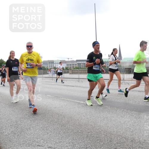 29.06.2025 - hella hamburg halbmarathon Lena Gebhardt http://msf.ph/oto/8468455 29.06.2025 10:32:45 Lombardsbrücke 6727, 970, 6718, 10013, 1078, 1199, 1237, 1640, 1732, 2059, 2276, 2959, 3365, 3391, 3422, 3653, 3660, 3670, 3708, 3753, 4096, 4365, 4446, 4555, 4857, 5110, 5783, 5871, 5941, 6040, 6228, 6312, 6315, 6861, 7308, 7309, 7387, 7468, 7531, 7633, 7702, 7749, 7750, 7982, 8124, 8127, 8170, 8303, 8625, 8787, 8839, 8840, 8914, 8993, 9010, 9034, 9125, 9143, 9188, 9471, 9542, 9768, 10002, 10013, 10048, 10277, 11260, 11756, 12423, 12424, 14305 meine-sportfotos.de