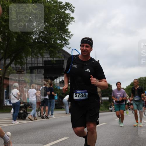 29.06.2025 - hella hamburg halbmarathon Yannick Fuchs http://msf.ph/oto/8468542 29.06.2025 10:57:29 20KM 1184, 1316, 1722, 1724, 1940, 1992, 2424, 3360, 4370, 5305, 5734, 6631, 7243, 7333, 8469, 8822, 9124, 9439, 9681, 9899, 10128, 10705, 10766, 10866, 11527, 11657, 11771, 12315, 12316, 12513, 13171, 13528, 13551, 14135, 14313, 14493, 15137, 15516, 15550, 16426, 16478, 16639, 16872, 17071, 17437, 17757, 17890, 17894, 18028, 18122, 18355, 18452 meine-sportfotos.de