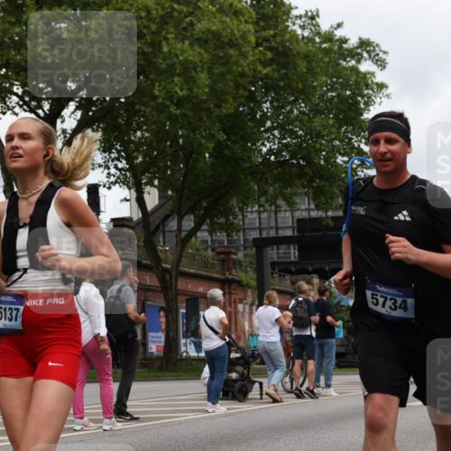 29.06.2025 - hella hamburg halbmarathon Yannick Fuchs http://msf.ph/oto/8468582 29.06.2025 10:57:29 20KM 1184, 1316, 1722, 1724, 1940, 1992, 2424, 3360, 4370, 5305, 5734, 6631, 7243, 7333, 8469, 8822, 9124, 9439, 9681, 9899, 10128, 10705, 10766, 10866, 11527, 11657, 11771, 12315, 12316, 12513, 13171, 13528, 13551, 14135, 14313, 14493, 15137, 15516, 15550, 16426, 16478, 16639, 16872, 17071, 17437, 17757, 17890, 17894, 18028, 18122, 18355, 18452 meine-sportfotos.de