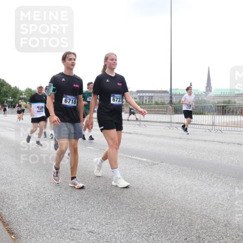 29.06.2025 - hella hamburg halbmarathon Lena Gebhardt http://msf.ph/oto/8468627 29.06.2025 10:32:46 Lombardsbrücke 7750, 7387, 6718, 189, 6727, 1078, 1199, 1237, 1640, 1732, 2059, 2276, 2959, 3365, 3391, 3422, 3653, 3660, 3670, 3708, 3753, 4096, 4446, 4555, 4857, 5110, 5783, 5871, 5941, 6040, 6228, 6312, 6315, 6861, 7308, 7309, 7387, 7468, 7531, 7633, 7702, 7749, 7750, 7982, 8124, 8127, 8170, 8303, 8625, 8787, 8839, 8840, 8914, 8993, 9010, 9034, 9125, 9143, 9188, 9471, 9542, 9768, 10002, 10013, 10048, 10277, 11260, 11756, 12423, 12424, 14305, 14743 meine-sportfotos.de