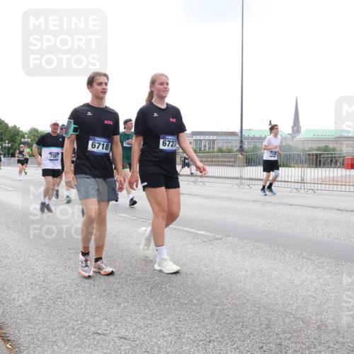 29.06.2025 - hella hamburg halbmarathon Lena Gebhardt http://msf.ph/oto/8468661 29.06.2025 10:32:46 Lombardsbrücke 7750, 7387, 6718, 189, 6727, 1078, 1199, 1237, 1640, 1732, 2059, 2276, 2959, 3365, 3391, 3422, 3653, 3660, 3670, 3708, 3753, 4096, 4446, 4555, 4857, 5110, 5783, 5871, 5941, 6040, 6228, 6312, 6315, 6861, 7308, 7309, 7387, 7468, 7531, 7633, 7702, 7749, 7750, 7982, 8124, 8127, 8170, 8303, 8625, 8787, 8839, 8840, 8914, 8993, 9010, 9034, 9125, 9143, 9188, 9471, 9542, 9768, 10002, 10013, 10048, 10277, 11260, 11756, 12423, 12424, 14305, 14743 meine-sportfotos.de