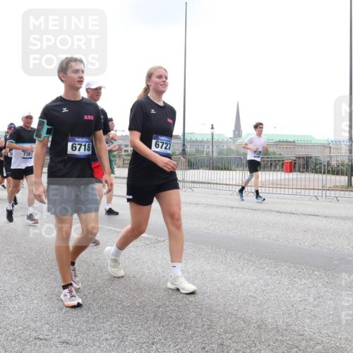 29.06.2025 - hella hamburg halbmarathon Lena Gebhardt http://msf.ph/oto/8468684 29.06.2025 10:32:47 Lombardsbrücke 7750, 7387, 6718, 6727, 1078, 1199, 1237, 1640, 1732, 2059, 2276, 2959, 3365, 3391, 3422, 3653, 3660, 3670, 3708, 3753, 4030, 4096, 4446, 4555, 4857, 5110, 5783, 5871, 5941, 6040, 6228, 6312, 6315, 6861, 7308, 7309, 7387, 7468, 7531, 7633, 7702, 7749, 7750, 7982, 8124, 8127, 8170, 8303, 8625, 8787, 8839, 8840, 8914, 8993, 9010, 9034, 9143, 9188, 9471, 9542, 9768, 10002, 10013, 10048, 10277, 11260, 11756, 12423, 12424, 14305, 14743 meine-sportfotos.de