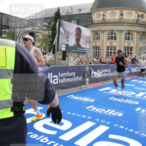 29.06.2025 - hella hamburg halbmarathon Michael Strokosch http://msf.ph/oto/8468710 29.06.2025 10:35:09 Ziel 7628, 7972, 8901, 11559, 14069, 16963, 16964, 17022 meine-sportfotos.de