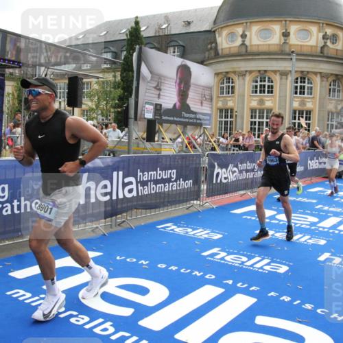 29.06.2025 - hella hamburg halbmarathon Michael Strokosch http://msf.ph/oto/8468736 29.06.2025 10:35:10 Ziel 4740, 7628, 7972, 8901, 11559, 14069, 16963, 16964, 17022 meine-sportfotos.de