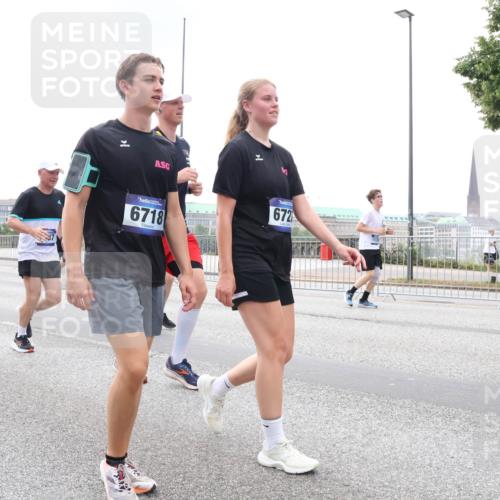 29.06.2025 - hella hamburg halbmarathon Lena Gebhardt http://msf.ph/oto/8468753 29.06.2025 10:32:47 Lombardsbrücke 3660, 6718, 672, 1078, 1199, 1237, 1640, 1732, 2059, 2276, 2959, 3365, 3391, 3422, 3653, 3660, 3670, 3708, 3753, 4030, 4096, 4446, 4555, 4857, 5110, 5783, 5871, 5941, 6040, 6228, 6312, 6315, 6861, 7308, 7309, 7387, 7468, 7531, 7633, 7702, 7749, 7750, 7982, 8124, 8127, 8170, 8303, 8625, 8787, 8839, 8840, 8914, 8993, 9010, 9034, 9143, 9188, 9471, 9542, 9768, 10002, 10013, 10048, 10277, 11260, 11756, 12423, 12424, 14305, 14743 meine-sportfotos.de