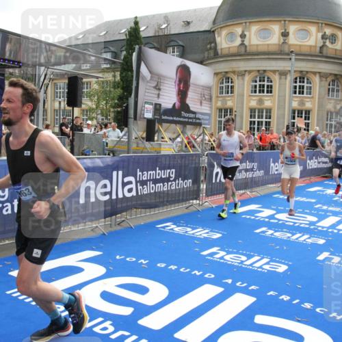 29.06.2025 - hella hamburg halbmarathon Michael Strokosch http://msf.ph/oto/8468772 29.06.2025 10:35:11 Ziel 4740, 7628, 7972, 8901, 11559, 14069, 16963, 16964, 17022 meine-sportfotos.de
