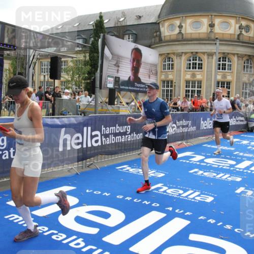 29.06.2025 - hella hamburg halbmarathon Michael Strokosch http://msf.ph/oto/8468803 29.06.2025 10:35:13 Ziel 4740, 7628, 11559, 14069, 15415, 16963, 16964, 17022 meine-sportfotos.de