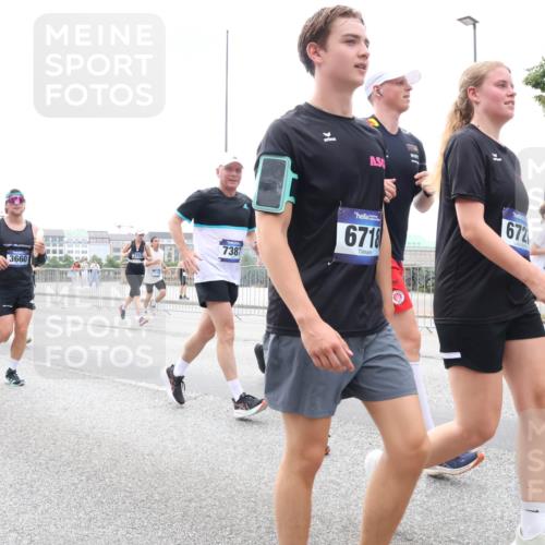 29.06.2025 - hella hamburg halbmarathon Lena Gebhardt http://msf.ph/oto/8468823 29.06.2025 10:32:48 Lombardsbrücke 7750, 3660, 3753, 7387, 6718, 672, 1078, 1199, 1237, 1640, 1732, 2059, 2276, 2959, 3365, 3391, 3422, 3653, 3660, 3670, 3708, 3753, 4030, 4096, 4446, 4555, 4650, 4857, 5110, 5783, 5871, 5941, 6040, 6228, 6312, 6315, 6861, 7308, 7309, 7387, 7468, 7531, 7633, 7702, 7749, 7750, 7982, 8127, 8170, 8303, 8625, 8839, 8840, 8914, 8993, 9010, 9034, 9143, 9188, 9471, 9542, 9768, 10002, 10013, 10048, 10277, 11260, 11756, 12423, 12424, 14305, 14743, 15951 meine-sportfotos.de