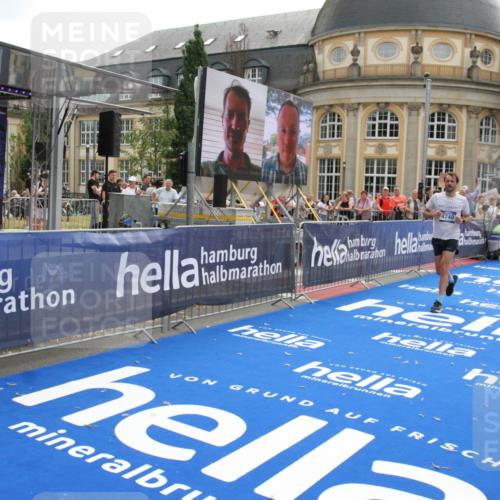 29.06.2025 - hella hamburg halbmarathon Michael Strokosch http://msf.ph/oto/8468935 29.06.2025 10:35:16 Ziel 4740, 7628, 7867, 12514, 15415, 17022 meine-sportfotos.de