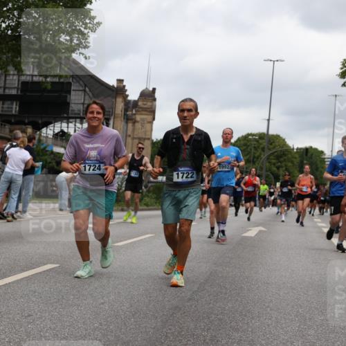 29.06.2025 - hella hamburg halbmarathon Yannick Fuchs http://msf.ph/oto/8468998 29.06.2025 10:57:31 20KM 1184, 1316, 1722, 1724, 1940, 1992, 2424, 3360, 4370, 5305, 5384, 5734, 6631, 7243, 7290, 7333, 8469, 8822, 9124, 9439, 9681, 10128, 10705, 10766, 10866, 11527, 11657, 11771, 12315, 12316, 12513, 12662, 13171, 13528, 13551, 14135, 14313, 14493, 15137, 15516, 15550, 15897, 16426, 16478, 16639, 16872, 17071, 17437, 17757, 17894, 18028, 18122, 18355 meine-sportfotos.de