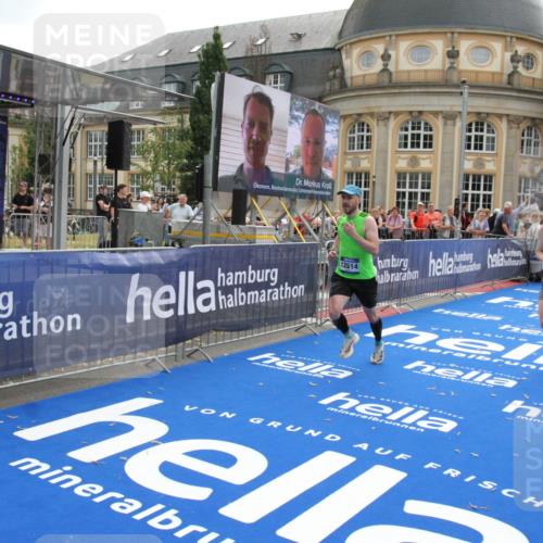 29.06.2025 - hella hamburg halbmarathon Michael Strokosch http://msf.ph/oto/8469090 29.06.2025 10:35:21 Ziel 4944, 7867, 10877, 11898, 12514, 13798, 14789, 15415, 15701, 15773 meine-sportfotos.de