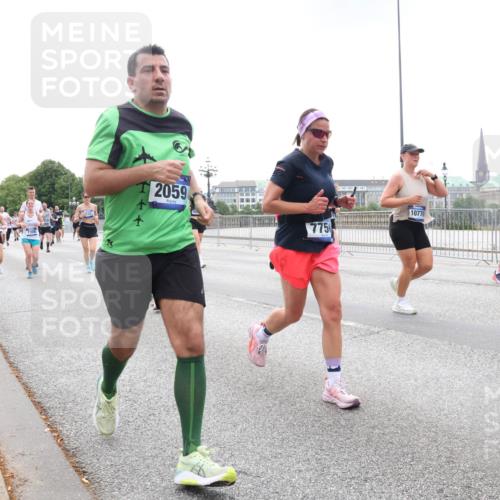 29.06.2025 - hella hamburg halbmarathon Lena Gebhardt http://msf.ph/oto/8469101 29.06.2025 10:32:49 Lombardsbrücke 2059, 3753, 10770, 7750, 1078, 1199, 1237, 1324, 1640, 1732, 2059, 2276, 2959, 3365, 3391, 3422, 3653, 3660, 3670, 3708, 3753, 3871, 4030, 4096, 4446, 4555, 4650, 4857, 5110, 5783, 5871, 5941, 6040, 6228, 6312, 6315, 6861, 7308, 7309, 7387, 7468, 7531, 7633, 7702, 7749, 7750, 7982, 8127, 8170, 8303, 8625, 8839, 8840, 8914, 8993, 9010, 9034, 9143, 9188, 9471, 9542, 9768, 10002, 10013, 10048, 10277, 11260, 11756, 12423, 12424, 14305, 14743, 15951 meine-sportfotos.de
