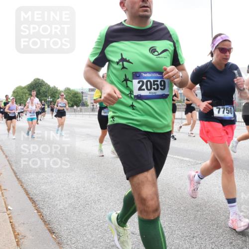 29.06.2025 - hella hamburg halbmarathon Lena Gebhardt http://msf.ph/oto/8469155 29.06.2025 10:32:50 Lombardsbrücke 1237, 1915, 2059, 7750, 1078, 1199, 1237, 1324, 1640, 1732, 2059, 2276, 2959, 3365, 3391, 3422, 3653, 3660, 3670, 3708, 3753, 3871, 4030, 4096, 4446, 4555, 4650, 4857, 5110, 5581, 5783, 5871, 5941, 6040, 6228, 6312, 6315, 6861, 7308, 7309, 7387, 7468, 7531, 7633, 7702, 7749, 7750, 7982, 8127, 8170, 8303, 8625, 8839, 8840, 8993, 9010, 9034, 9143, 9188, 9471, 9542, 9768, 10002, 10013, 10048, 10277, 11260, 11756, 12423, 12424, 14305, 14743, 15951 meine-sportfotos.de
