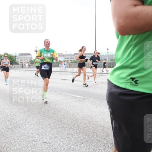 29.06.2025 - hella hamburg halbmarathon Lena Gebhardt http://msf.ph/oto/8469217 29.06.2025 10:32:50 Lombardsbrücke 7309, 1237, 19156, 15171, 1078, 1199, 1237, 1324, 1640, 1732, 2059, 2276, 2959, 3365, 3391, 3422, 3653, 3660, 3670, 3708, 3753, 3871, 4030, 4096, 4446, 4555, 4650, 4857, 5110, 5581, 5783, 5871, 5941, 6040, 6228, 6312, 6315, 6861, 7308, 7309, 7387, 7468, 7531, 7633, 7702, 7749, 7750, 7982, 8127, 8170, 8303, 8625, 8839, 8840, 8993, 9010, 9034, 9143, 9188, 9471, 9542, 9768, 10002, 10013, 10048, 10277, 11260, 11756, 12423, 12424, 14305, 14743, 15951 meine-sportfotos.de