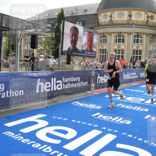 29.06.2025 - hella hamburg halbmarathon Michael Strokosch http://msf.ph/oto/8469224 29.06.2025 10:35:23 Ziel 4944, 7867, 10877, 11898, 12514, 13798, 14789, 15390, 15701, 15773, 15931 meine-sportfotos.de