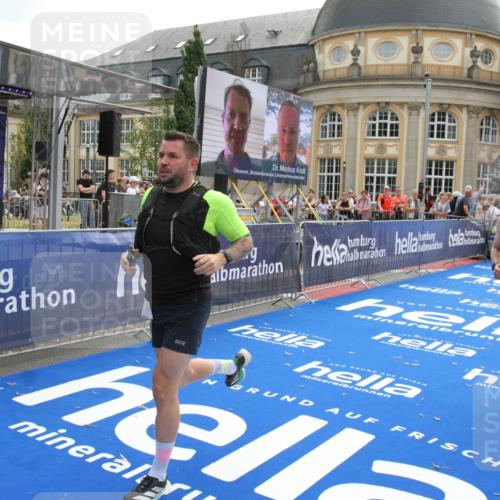 29.06.2025 - hella hamburg halbmarathon Michael Strokosch http://msf.ph/oto/8469258 29.06.2025 10:35:24 Ziel 4944, 7867, 10877, 11898, 13798, 14789, 15390, 15701, 15773, 15931 meine-sportfotos.de