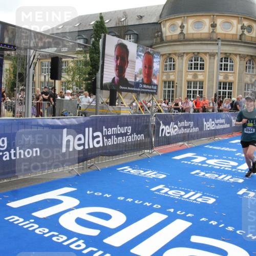29.06.2025 - hella hamburg halbmarathon Michael Strokosch http://msf.ph/oto/8469270 29.06.2025 10:35:26 Ziel 4944, 10877, 11898, 13798, 14789, 15390, 15701, 15773, 15931, 15959 meine-sportfotos.de