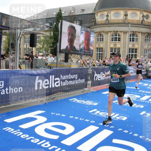 29.06.2025 - hella hamburg halbmarathon Michael Strokosch http://msf.ph/oto/8469284 29.06.2025 10:35:26 Ziel 4944, 10877, 11898, 13798, 14789, 15390, 15701, 15773, 15931, 15959 meine-sportfotos.de