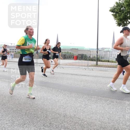 29.06.2025 - hella hamburg halbmarathon Lena Gebhardt http://msf.ph/oto/8469286 29.06.2025 10:32:51 Lombardsbrücke 19156, 107, 15171, 3753, 1078, 1199, 1237, 1324, 1640, 1732, 2059, 2276, 2959, 3365, 3391, 3422, 3653, 3660, 3670, 3708, 3753, 3871, 4030, 4096, 4446, 4555, 4650, 4857, 5110, 5581, 5783, 5871, 5917, 5941, 6040, 6228, 6312, 6315, 6861, 7308, 7309, 7387, 7468, 7531, 7633, 7702, 7749, 7750, 7982, 8170, 8303, 8625, 8839, 8840, 8993, 9010, 9034, 9143, 9188, 9471, 9542, 9768, 10002, 10013, 10048, 10277, 11260, 11756, 12039, 12423, 12424, 14305, 14743, 15951 meine-sportfotos.de