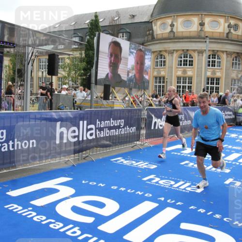 29.06.2025 - hella hamburg halbmarathon Michael Strokosch http://msf.ph/oto/8469295 29.06.2025 10:35:27 Ziel 1889, 4050, 4944, 10771, 10877, 11898, 14789, 15390, 15701, 15931, 15959, 16811 meine-sportfotos.de