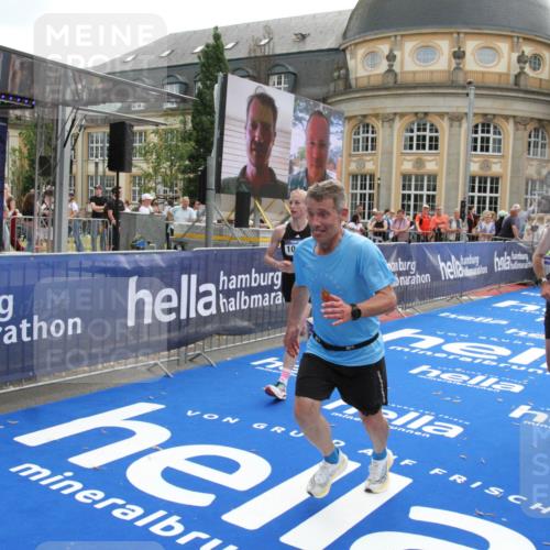 29.06.2025 - hella hamburg halbmarathon Michael Strokosch http://msf.ph/oto/8469310 29.06.2025 10:35:28 Ziel 1889, 4050, 4944, 10771, 10877, 11898, 15390, 15701, 15931, 15959, 16811, 19022 meine-sportfotos.de