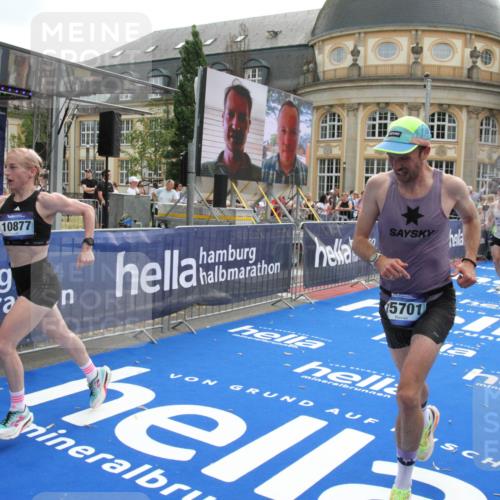 29.06.2025 - hella hamburg halbmarathon Michael Strokosch http://msf.ph/oto/8469317 29.06.2025 10:35:28 Ziel 1889, 4050, 4944, 10771, 10877, 11898, 15390, 15701, 15931, 15959, 16811, 19022 meine-sportfotos.de