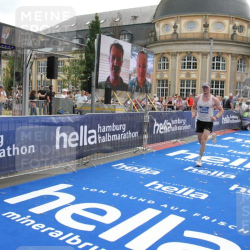 29.06.2025 - hella hamburg halbmarathon Michael Strokosch http://msf.ph/oto/8469335 29.06.2025 10:35:29 Ziel 1889, 4050, 4944, 10771, 10877, 11898, 15390, 15701, 15931, 15959, 16811, 19022 meine-sportfotos.de