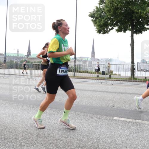 29.06.2025 - hella hamburg halbmarathon Lena Gebhardt http://msf.ph/oto/8469342 29.06.2025 10:32:51 Lombardsbrücke 12508, 161, 19156, 1078, 1199, 1237, 1324, 1640, 1732, 2059, 2276, 2959, 3365, 3391, 3422, 3653, 3660, 3670, 3708, 3753, 3871, 4030, 4096, 4446, 4555, 4650, 4857, 5110, 5581, 5783, 5871, 5917, 5941, 6040, 6228, 6312, 6315, 6861, 7308, 7309, 7387, 7468, 7531, 7633, 7702, 7749, 7750, 7982, 8170, 8303, 8625, 8839, 8840, 8993, 9010, 9034, 9143, 9188, 9471, 9542, 9768, 10002, 10013, 10048, 10277, 11260, 11756, 12039, 12423, 12424, 14305, 14743, 15951 meine-sportfotos.de