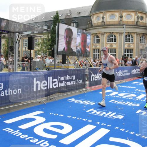 29.06.2025 - hella hamburg halbmarathon Michael Strokosch http://msf.ph/oto/8469376 29.06.2025 10:35:30 Ziel 1344, 1889, 4050, 10771, 10877, 11898, 15390, 15701, 15931, 15959, 16811, 19022 meine-sportfotos.de