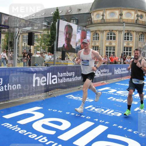 29.06.2025 - hella hamburg halbmarathon Michael Strokosch http://msf.ph/oto/8469397 29.06.2025 10:35:30 Ziel 1344, 1889, 4050, 10771, 10877, 11898, 15390, 15701, 15931, 15959, 16811, 19022 meine-sportfotos.de