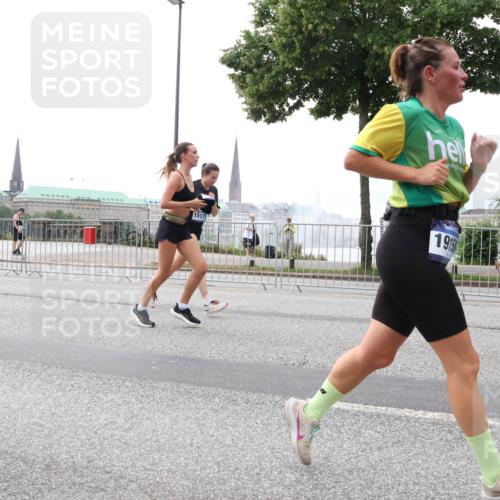 29.06.2025 - hella hamburg halbmarathon Lena Gebhardt http://msf.ph/oto/8469399 29.06.2025 10:32:52 Lombardsbrücke 15171, 19156, 1078, 1199, 1237, 1324, 1640, 1732, 2059, 2276, 2959, 3391, 3422, 3653, 3660, 3670, 3708, 3753, 3871, 4030, 4096, 4446, 4555, 4650, 4857, 5110, 5581, 5783, 5871, 5917, 5941, 6040, 6228, 6312, 6315, 6861, 7308, 7309, 7387, 7468, 7531, 7633, 7702, 7749, 7750, 7982, 8170, 8303, 8625, 8839, 8840, 8993, 9010, 9034, 9143, 9188, 9471, 9542, 9768, 10002, 10013, 10048, 10277, 11260, 11756, 12039, 12423, 12424, 14305, 14743, 15951 meine-sportfotos.de